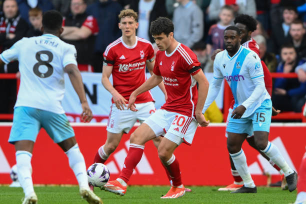 门偏出了球 门偏出了球